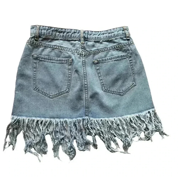 FOREVER 21 FRINGE DENIM MINI SKIRT•SIZE 26 US (S)•VERY CUTE LIGHT WASH DENIM• - Picture 2 of 7